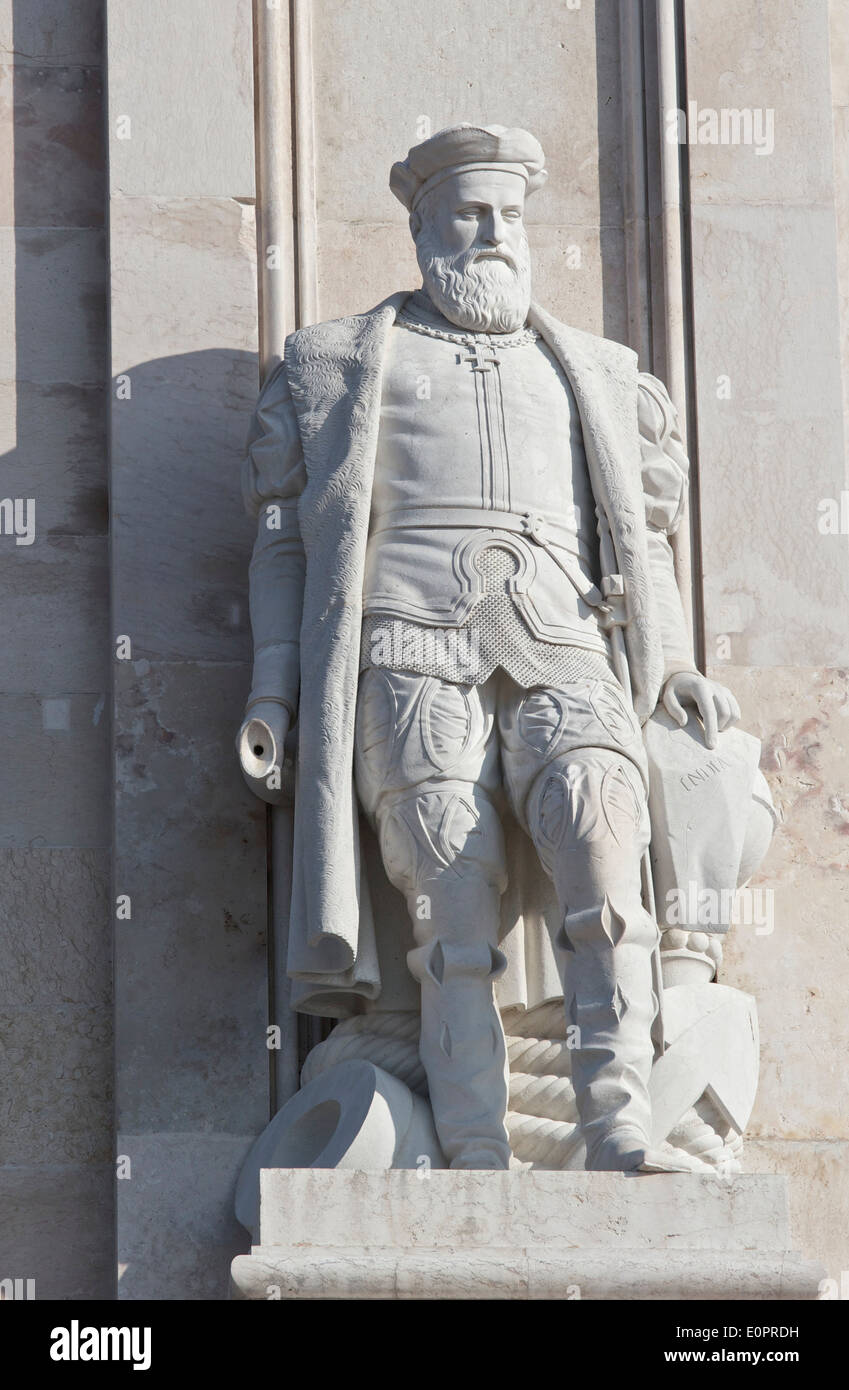 Estatua del explorador Vasco da Gama en el arco triunfal Lisboa Portugal Europa occidental Foto de stock