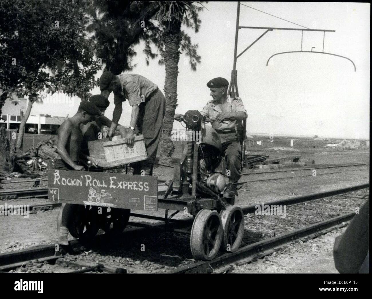 Noviembre 21, 1956 - Suez hombres llevan en la cerveza - por el rock 'n roll expr; son rockin' en las raciones a las tropas en la Suez Foto de stock