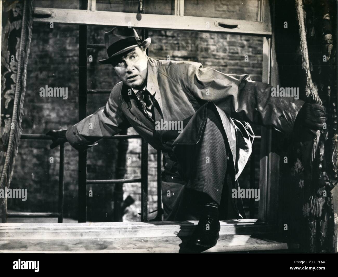 Diciembre 12, 1956 - el espía para Alemania: es el título de la nueva película alemana-picture, que versa sobre la historia de la espía alemán Erich Gimpel. La foto muestra el espía alemán Erich Gimpel (MARTIN celebró) en una escena de la película. Foto de stock