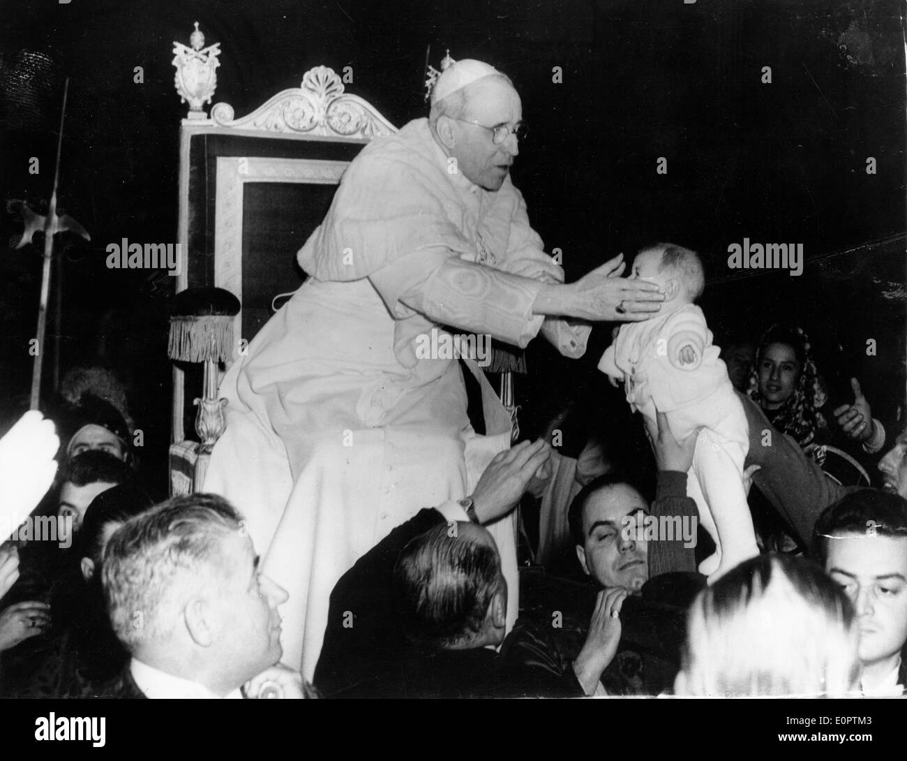 El Papa Pío XII bendice a los niños Foto de stock