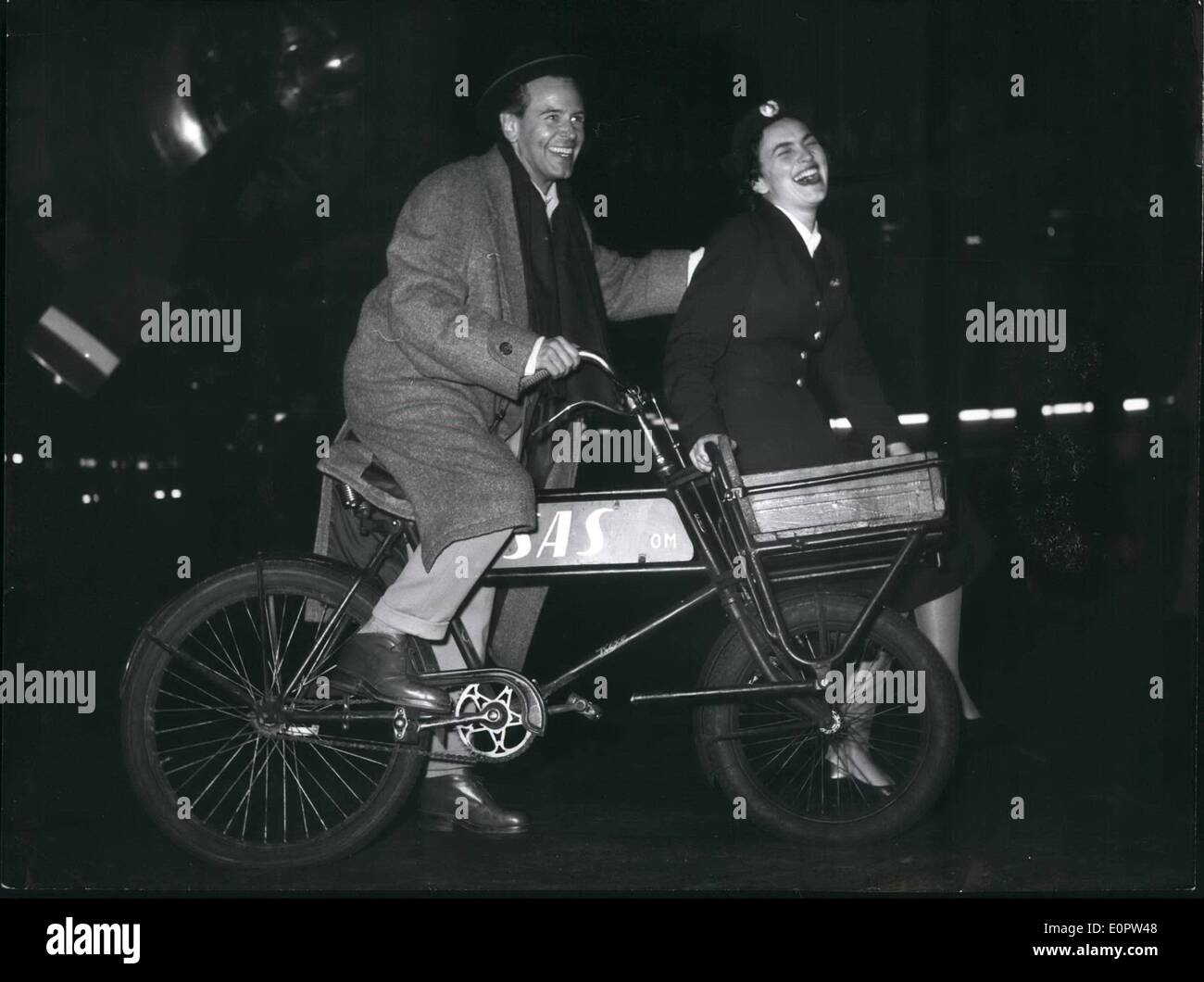 Enero 01, 1957 - Foto muestra famoso alemán sen-star O.W. Fischer O.W.  Fischer monta una bicicleta y había un paseo con el estofado Fotografía de  stock - Alamy