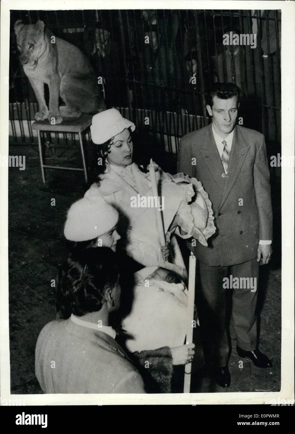 Marzo 03, 1957 - Bautizo en una jaula del león; artistas y personal del circo Orfoi, asistió a un bautizo dentro de un Lion's Foto de stock