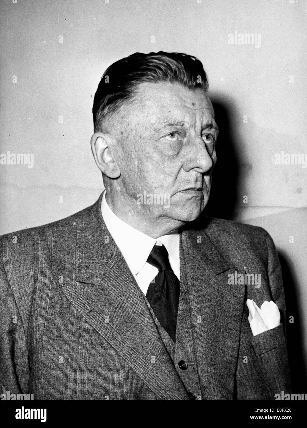 Mar 27, 1957, Bonn, Alemania; el ex dirigente del Instituto Económico de la Federación Alemana de la mano de obra, el Dr. Victor AGARTZ, fue arrestado por haber recibido dinero de la Federación de Trabajadores de Eastgerman FDGB. Foto de stock
