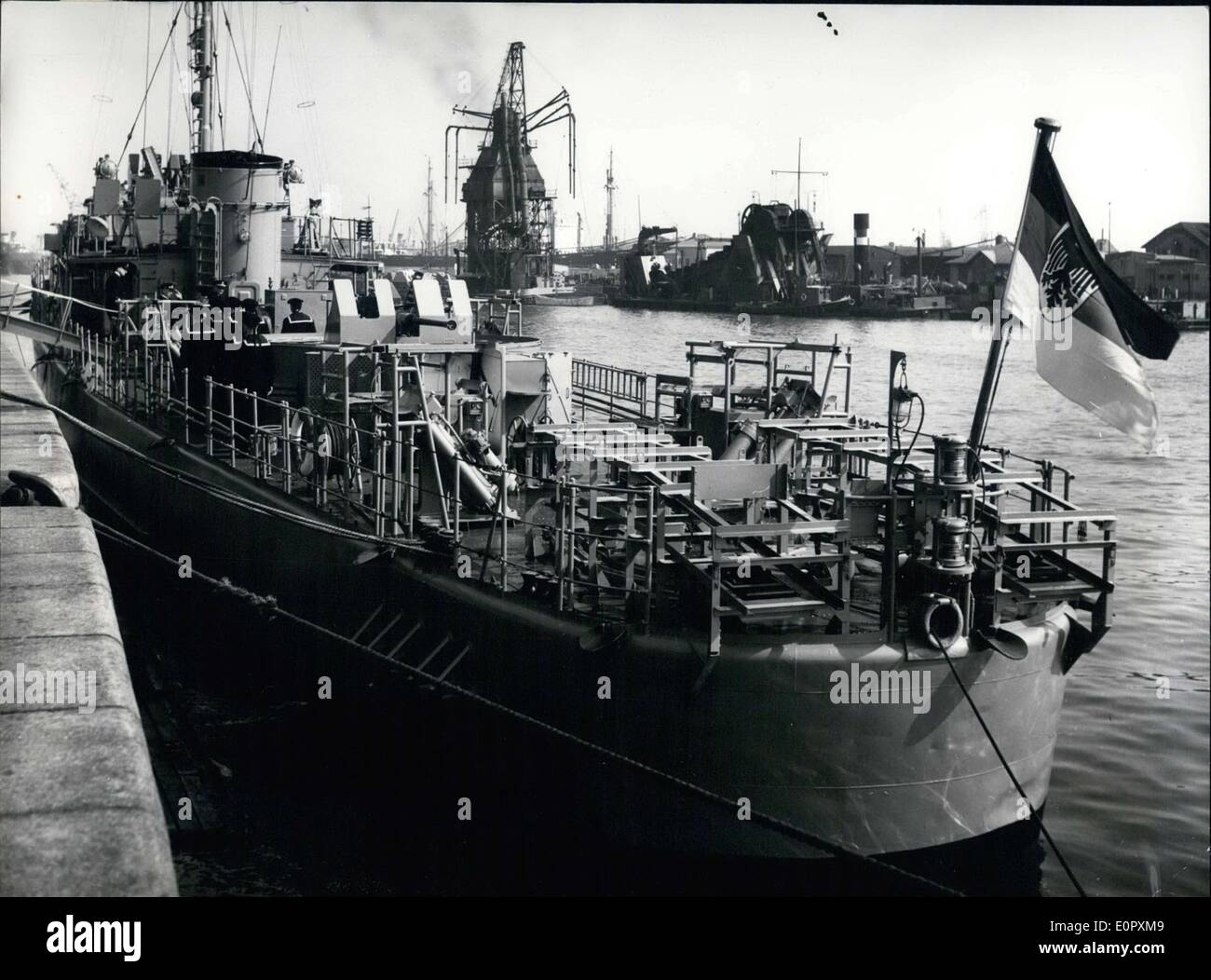 Abril 18, 1957 - 370 ton U-Boat fighter construido en Francia, fue entregado a la marina alemana por el ejército estadounidense en Bremerhaven. El barco ha costado 12 millones de DM. Foto de stock