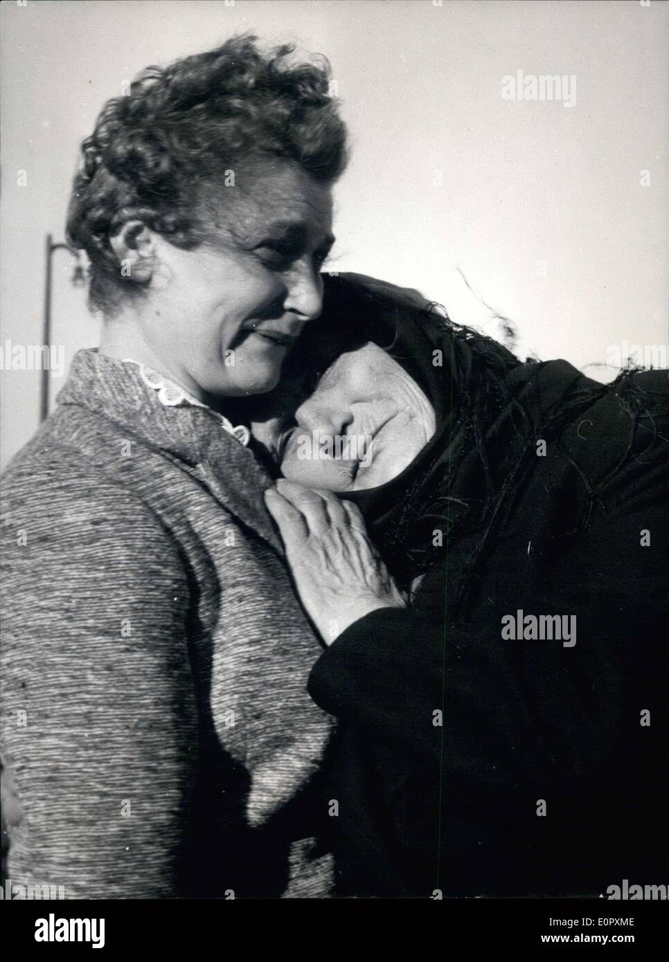 Abril 20, 1957 - La Sra. Juergens (izquierda), de Northeim bei Goettingen, se regocijaron cuando llegó al aeropuerto de Hamburgo a recoger a su madre, Magdalena Bamesberger. Bamesberger fue deportado a Rusia y vivía en el campamento de Karaganda en Siberia durante más de 12 años. Esta es su primera reunión. Foto de stock