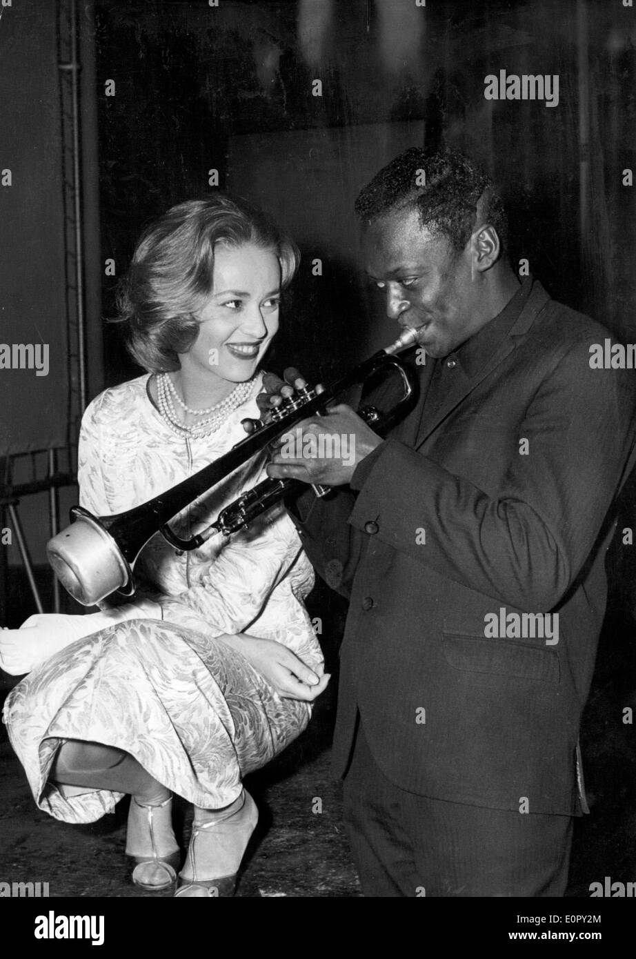 1000039 (900326) Miles Davis; US-Amerikanischer Jazz-Musiker gibt der franzoesischen Schauspielerin Jeanne Moreau eine Foto de stock