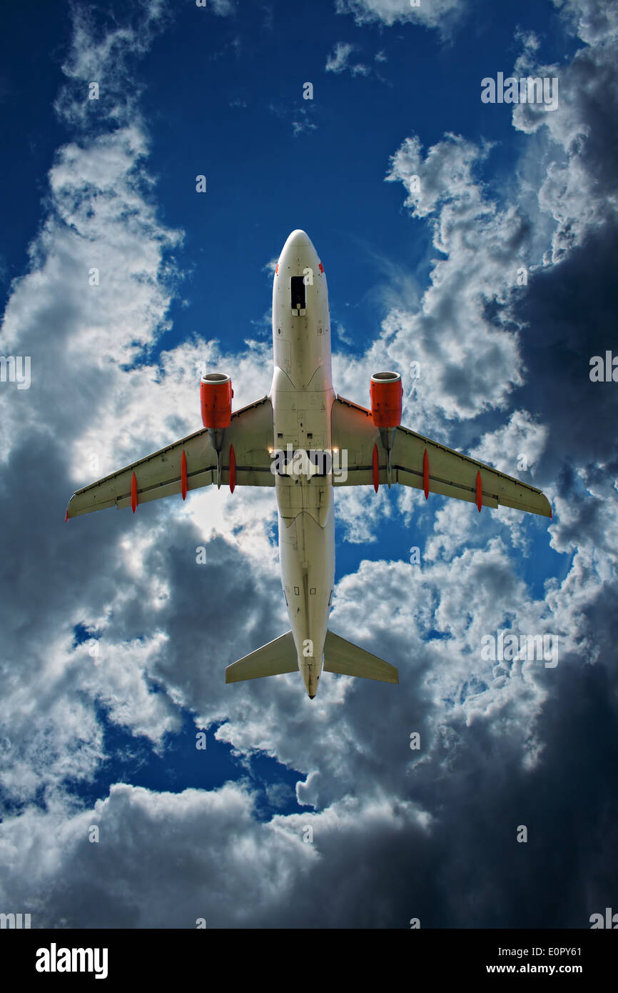 Cerca del avión de pasajeros sobrecarga de aterrizaje Foto de stock