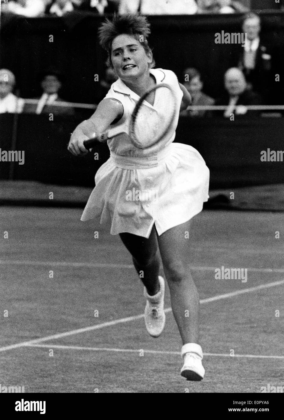 Jun 25, 1957; Londres, Reino Unido; la Srta. M. Arnold, de los Estados Unidos, que es la América Campeón Junior, en juego durante su partido con British Miss P.M. Burrell en Wimbledon esta tarde. Foto de stock