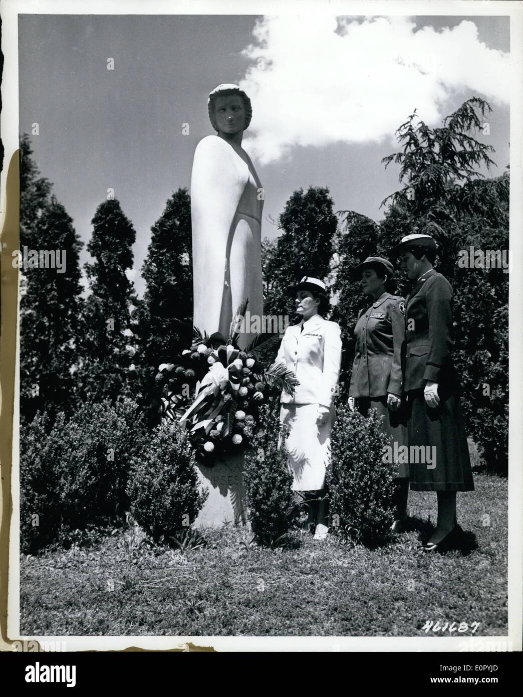 Mayo 05, 1957 - Latina honran a sus muertos en guerra: Las enfermeras del Ejército, la marina y las Fuerzas Aéreas colocar una ofrenda floral en el monumento de enfermeras, Arlington, Virginia, en honor a su mujer que murió al servicio de los Estados Unidos. Foto de stock