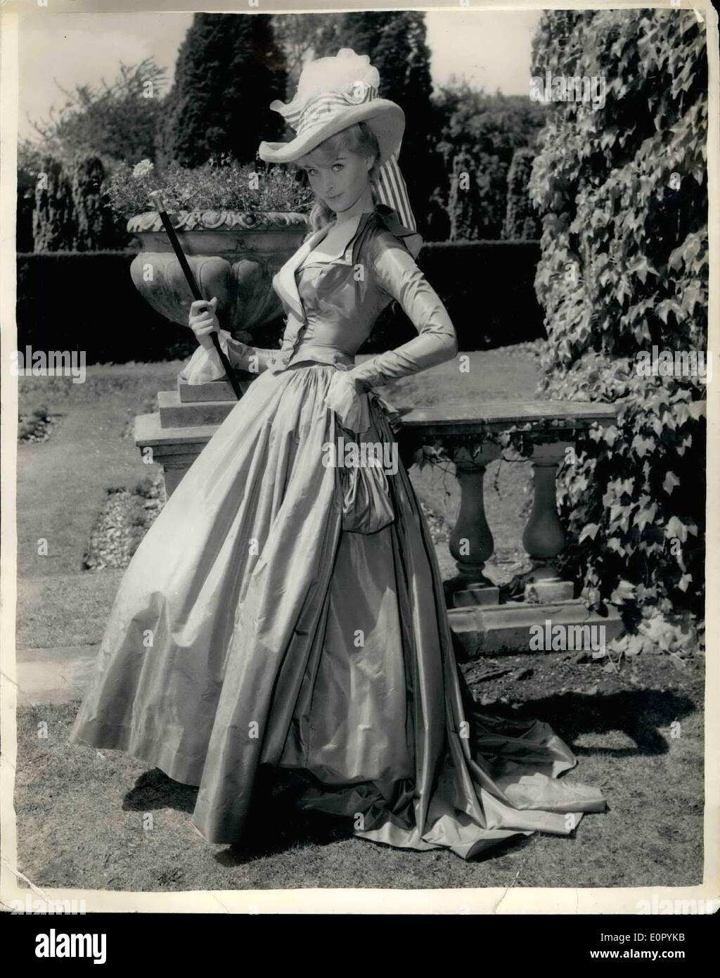Jul 07, 1957 - SEN STAR FILM estilos en mostrar en Pinewood. Un desfile de moda ver celebrada hoy en el Pinewood Studios de la exótica Foto de stock