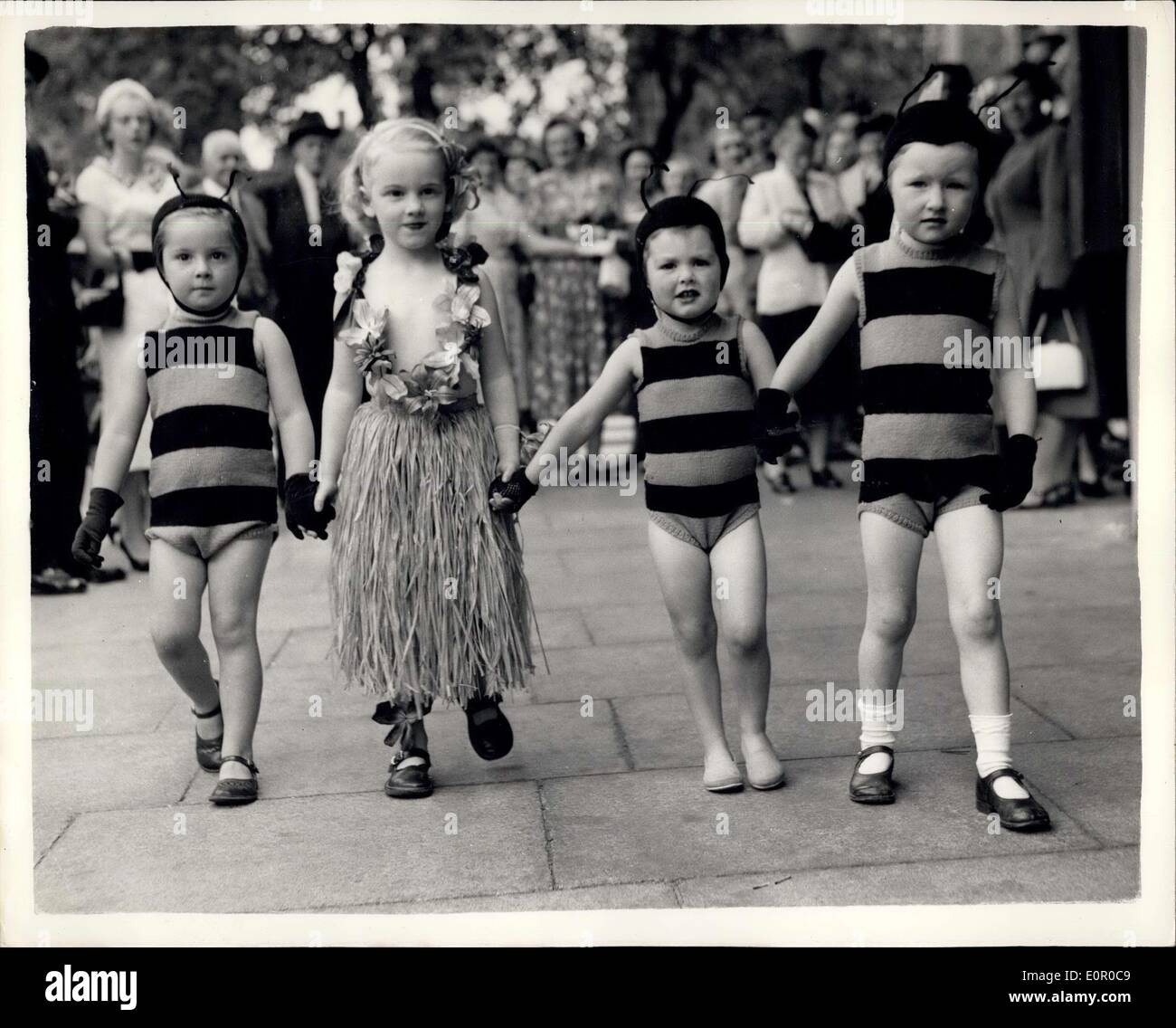 Jul 09, 1957 - Children's Charity bailando Matinee cuatro jóvenes llegan: La fotografía muestra cuatro jóvenes que llegan a la princesa Foto de stock