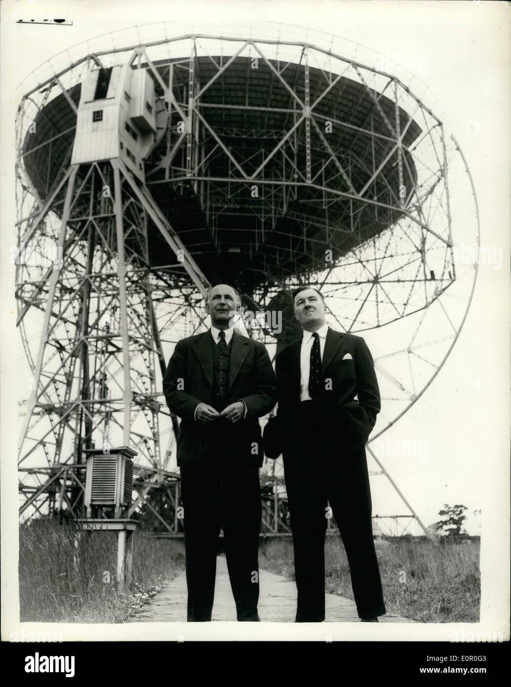 06 de junio de 1957 - el Telescopio de Radio más grande del mundo para la Investigación Científica en la atmósfera: El Telescopio de Radio más grande del mundo fue mostrado a la prensa ayer por primera vez. Construido en Jodrell Bank, Cheshire para la Universidad de Manchester a un costo de aproximadamente 650,000. Consiste en un gigantesco cuenco de malla de cobre de 750 toneladas suspendido entre las torres de 180 pies. Los fondos para su construcción fueron proporcionados por el Departamento de Investigación Científica y la Fundación Nuffield. El diámetro del tazón es de 250ft. Y los mástiles aéreos 62ft. Alto Foto de stock