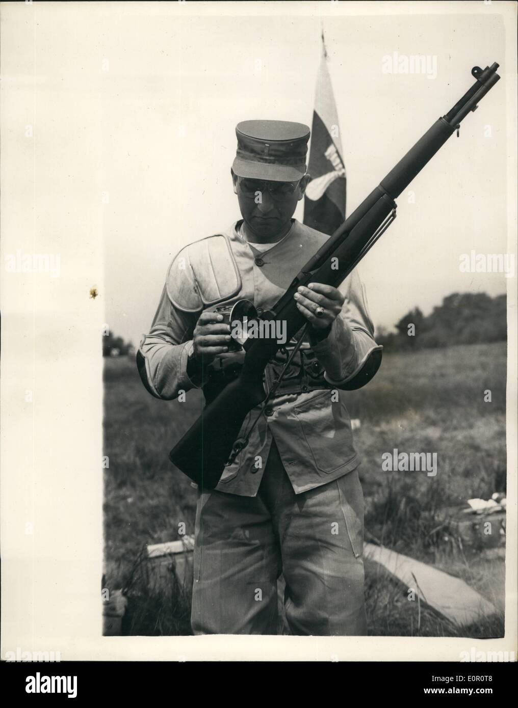 Jun 06, 1957 - Séptimo Regente de la Guardia Nacional de Nueva York - Formación de Bisley competencia de tiro: Los hombres del Séptimo Regimiento de la Guardia Nacional de Nueva York- iban a verse en Bisley esta mañana - Formación para su competencia de fusil con el Queen's Westminster. La competencia fue fundada por el Coronel Sir Howard Vincent, A.D.C. a King Edward VII - cuando ofreció un reto silver shield se compitieron por los antiguos regimientos ''tan a menudo como puede ser conveniente''. Los partidos se celebran alternativamente en Inglaterra y los Estados Unidos. La foto muestra Lieut Foto de stock