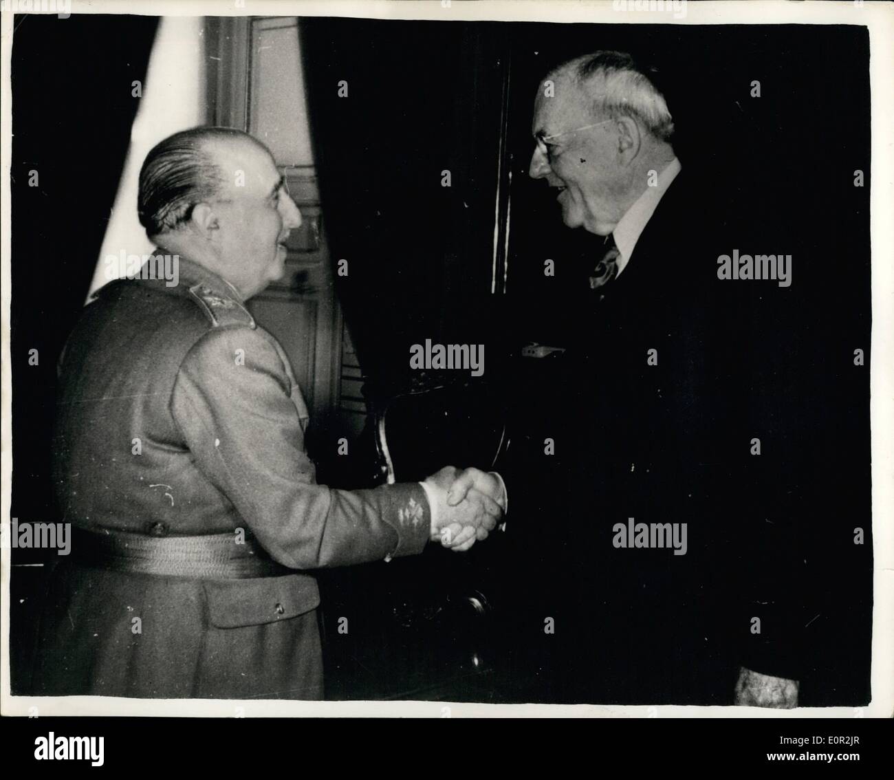 Diciembre 12, 1957 - El Sr. DULLES VE EL GENERAL FRANCO EN MADRID. El Sr. John Foster Dulles, el Secretario de Estado de los Estados Unidos llegó a Madrid el viernes de la reunión de la OTAN en París. Antes de salir de Washington, el Sr. Dulles vio el GENERAL FRANCO, en el Pardo Palacio. Foto: El Sr. John Foster Dulles sacude la mano con el general Franco, cuando se reunieron en Madrid el viernes. Foto de stock