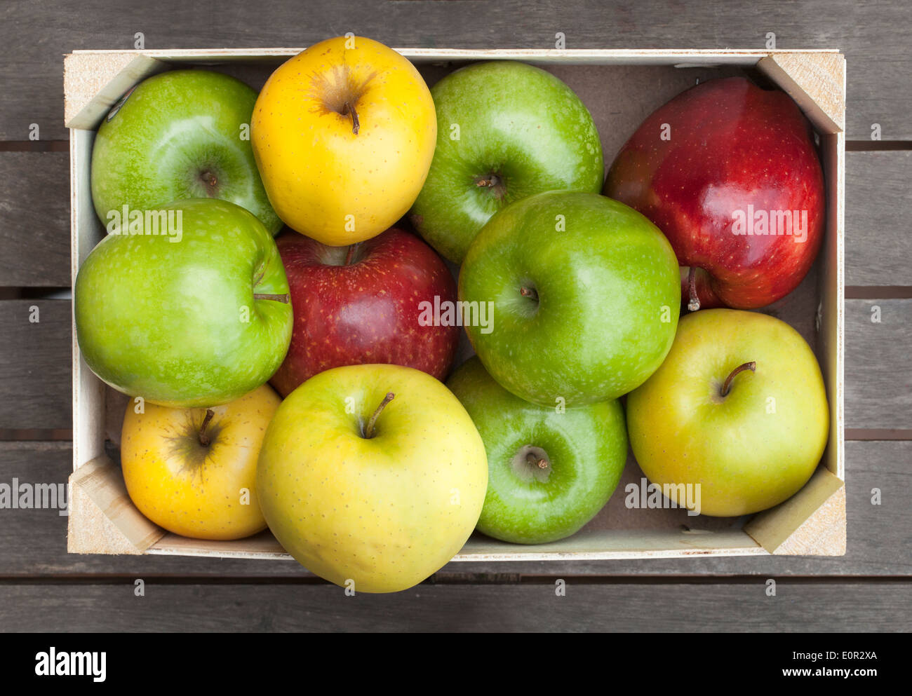 Caja de madera de manzanas frescas Foto de stock