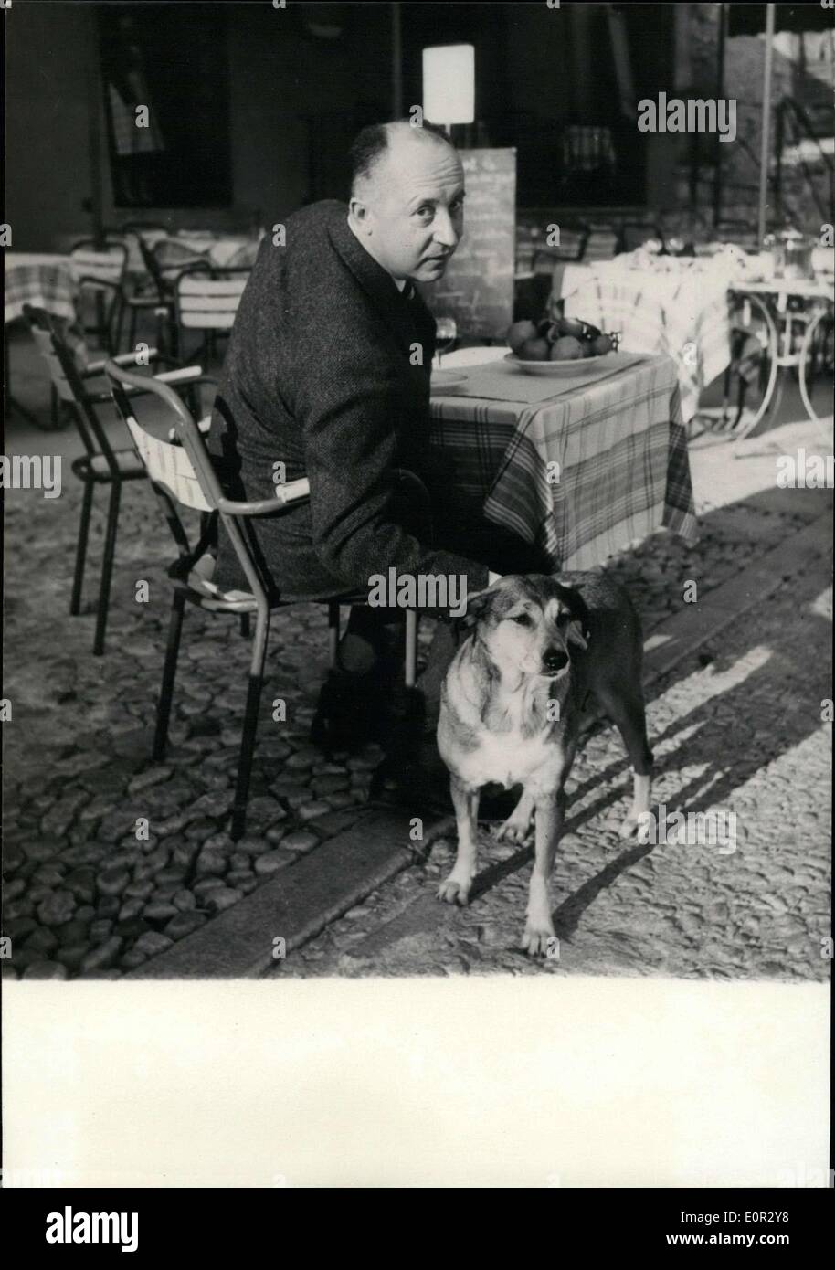 Octubre 25, 1957 - El famoso diseñador de moda, Christian Dior, murió ayer  en Italia. Aquí él está retratado con su perro favorito Fotografía de stock  - Alamy