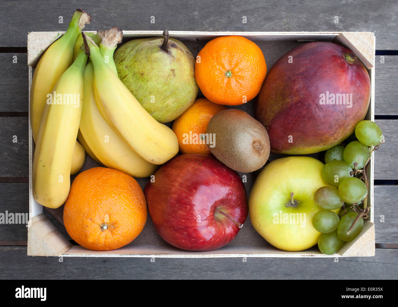 Caja de madera de fruta fresca variada, Foto de stock
