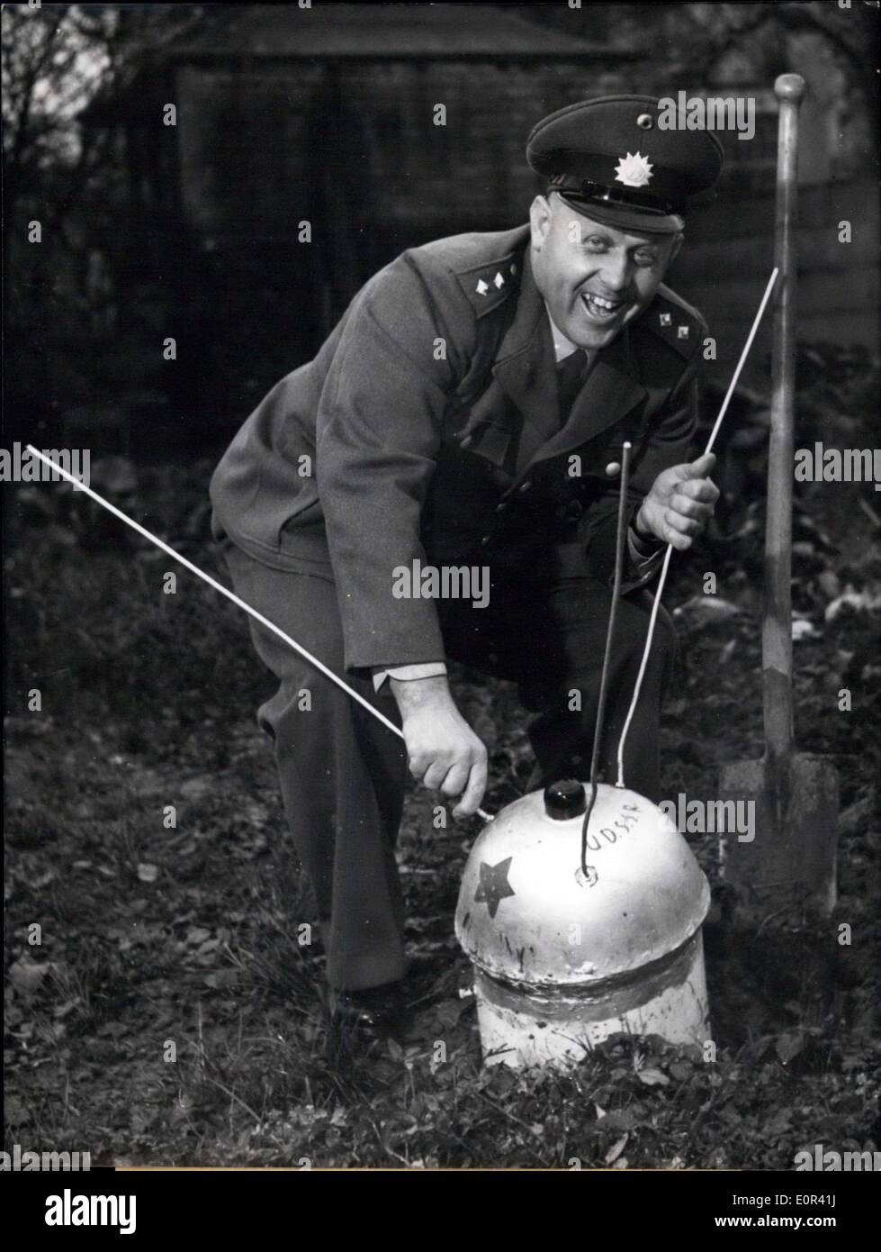 Noviembre 23, 1957 - Policía Kaempken tenía una buena carcajada; cuando había excavado ''Sputnik i'' de un campo, cerca de Bonn. Algunos ingeniosos compañeros habían convertido el cuerpo dentro de un calentador de agua caliente en un ''Sputnik''. Las señales de luz se transmite por medio de un ciclo de motor y batería de ruido apropiados se hizo con la ayuda de un viejo reloj despertador. El globo de metal pintado plateado estuvo marcada por una estrella roja y la inscripción ''Sputnik I- URSS' Foto de stock