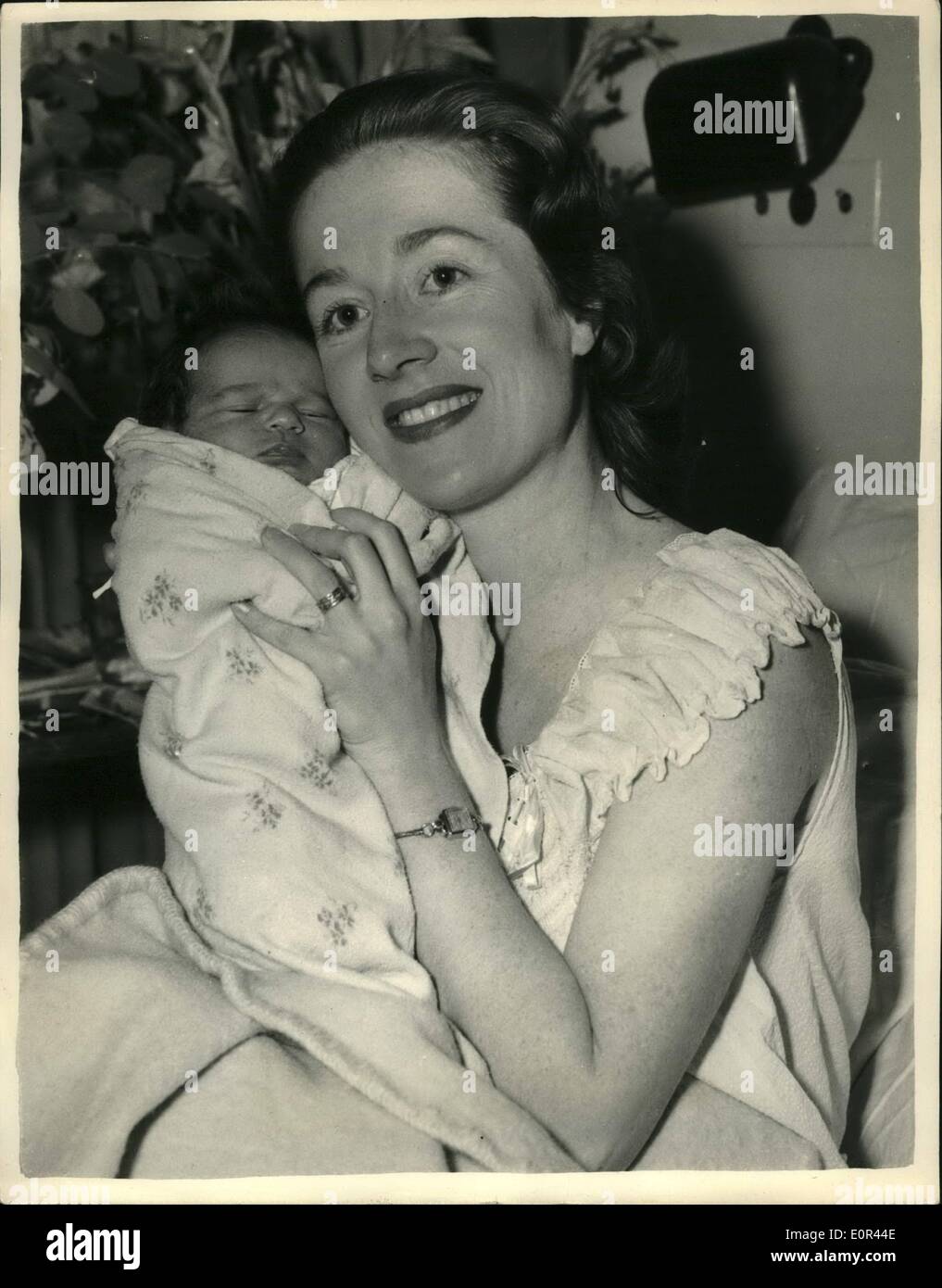 Enero 16, 1958 - 16-1-58 el bebé, a quien el padre nunca vio retratista de  junio de Mendoza y su hija. Un bebé pintor Junio de Mendoza y su hija. Un  bebé