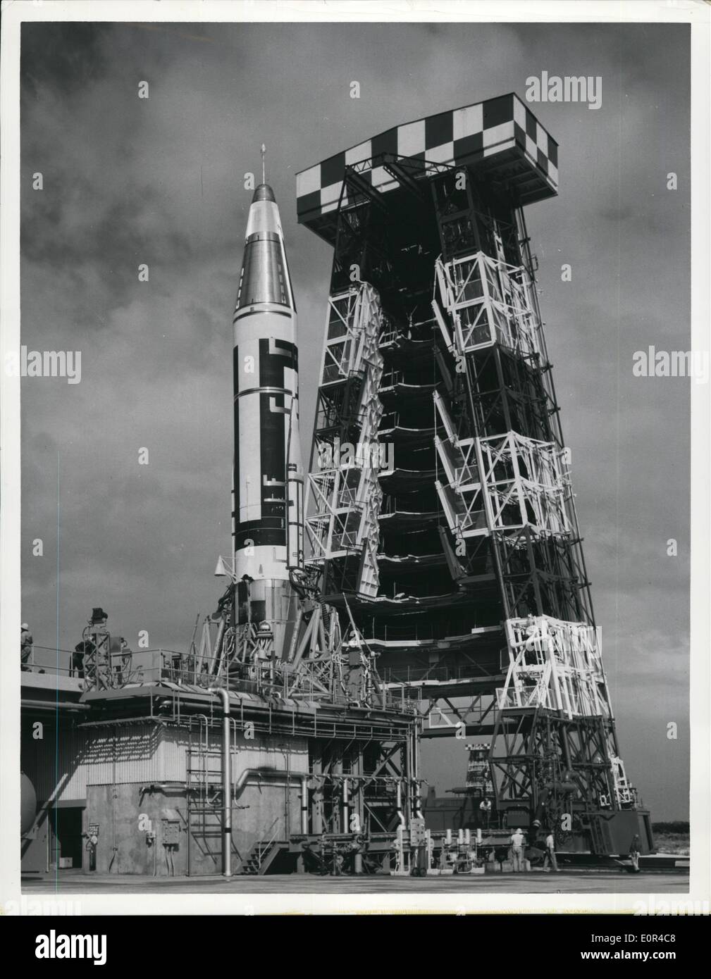 Febrero 02, 1958 - Primer acercamiento de Atlas: En esta foto publicado por la Fuerza Aérea de EE.UU. A., El Atlas de misiles balísticos intercontinentakl está clara en su plataforma de lanzamiento en el centro de ensayos de misiles de la Fuerza Aérea de Cabo Cañaveral, Florida, el estativo torre utilizada en la preparación de la gran ''pájaro'' para el vuelo se hizo rodar desde el lanzamiento de pie. Plataformas de trabajo instalada en niveles normales en el centro de la torre de plegar hacia arriba antes de que el estativo se mueva hacia atrás desde el pad. Lanzador de misiles armas sujetando el estabilizar y amarre la Atals durante la última alimentando y ngine contacto Foto de stock