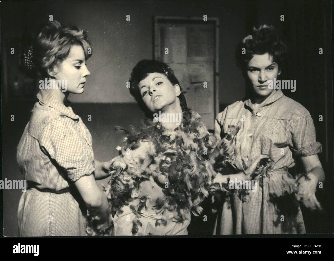 Marzo 03, 1958 - El alquitrán y plumas: una nueva película titulada  ''Cárcel de Mujeres'' está ahora en las decisiones en el epinay studio,  París. foto muestra una escena de la película,