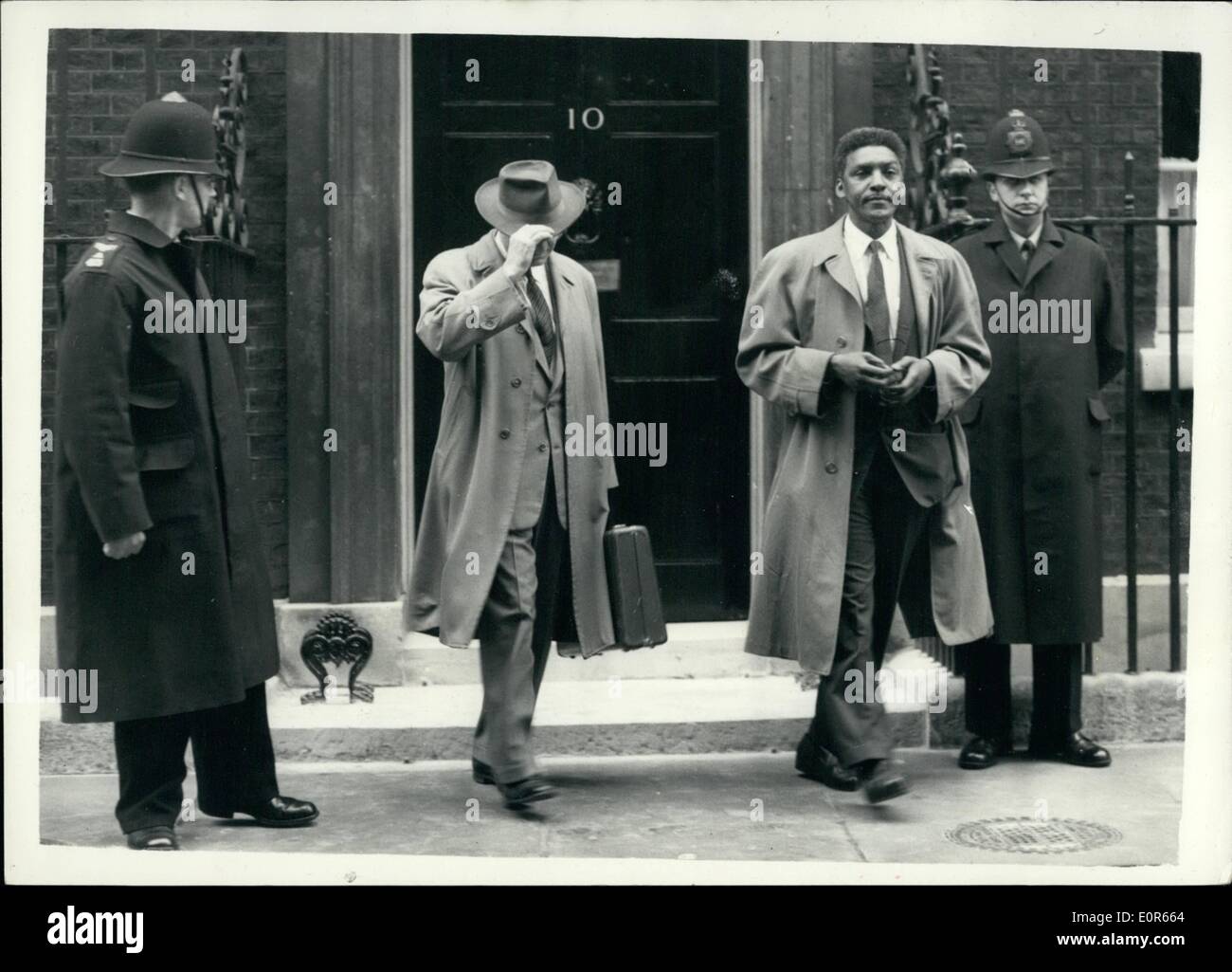 Abril 04, 1958 - American cruzada en pruebas de bombas visitas Diputación nº 10 de Downing Street: una diputación de cinco estadounidenses. En una gira europea auspiciada por el ''Acción No-violenta contra las armas nucleares'' organización en su país, fue para el Nº 10 de Downing Street hoy en el intento de ver al Primer Ministro y a discutir la cuestión del desarme nuclear. La Diputación, que se compone de cuatro hombres y una mujer están tratando de asegurar la prohibición de los ensayos nucleares y la producción de armas atómicas por hablar a los ciudadanos particulares y funcionarios del Gobierno. La foto muestra a dos de los miembros de la diputación No dejando Foto de stock