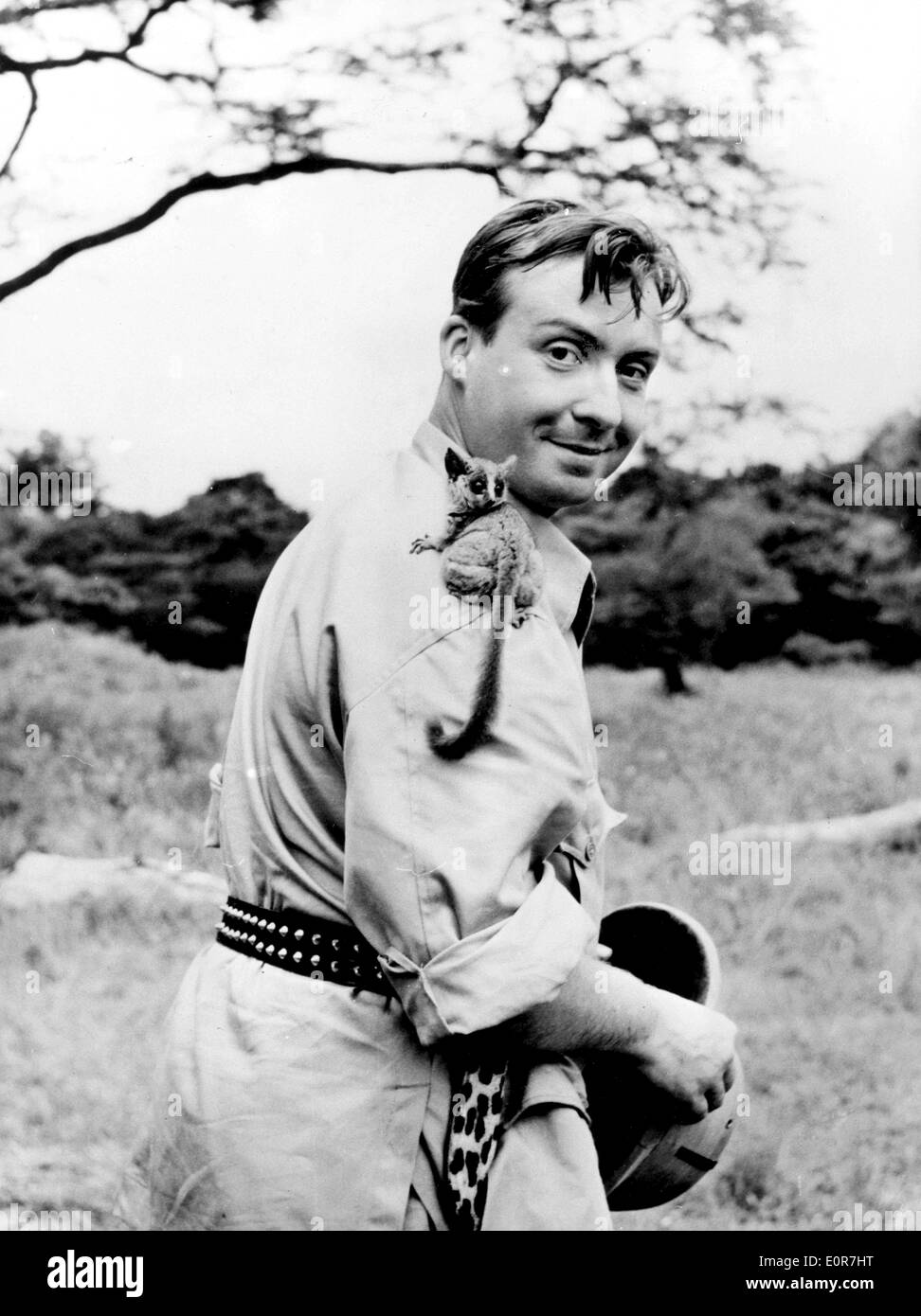 Peter Alexander con un bebé del casquillo en ubicación en África Foto de stock