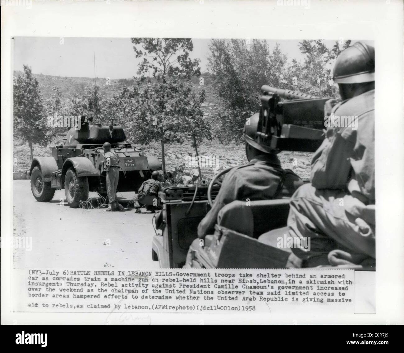 Jul 06, 1958 - Batalla de rebeldes en el Líbano Hills - Las tropas gubernamentales refugiarse detrás de un carro blindado como camaradas una ametralladora en tren - rebelde celebró colinas cerca Einab, Líbano, en una escaramuza con los insurgentes, el jueves. La actividad de los rebeldes contra el gobierno del Presidente Camille Chamoun aumentó durante el fin de semana como el presidente del grupo de observadores de las Naciones Unidas dijo que el acceso limitado a las zonas fronterizas obstaculizan los esfuerzos para determinar si la República Árabe Unida está dando una ayuda masiva a los rebeldes, según lo afirmado por el Líbano. Foto de stock