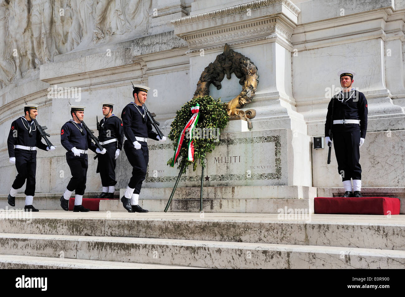 Roma, Italia: alivio de la guardia de honor, cerca de la tumba del Soldado Desconocido (la tomba del Milite Ignoto) Foto de stock