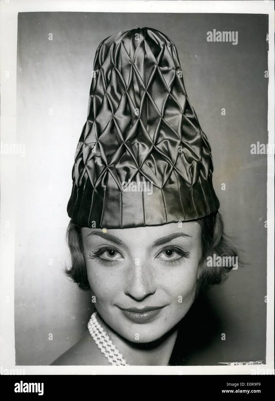 Octubre 10, 1958 - Nuevos sombreros por el Gremio de sombrerería en show.:Ann Grant muestra ''Punchillo'' un sombrero en forma de cono smocked rosa profundo Foto de stock