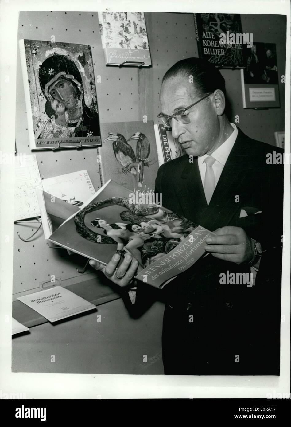 Septiembre 09, 1958 - Apertura del libro alemán muestra en Londres: La fotografía muestra. Herr Klaus Gysi, hombre-Director de una editorial de Berlín-hace un recorrido tras la apertura de la exposición de libros alemanes, organizada por la Cámara del Libro de la República Democrática Alemana, Leipzig en 7. Calle Albermarke esta mañana. Foto de stock