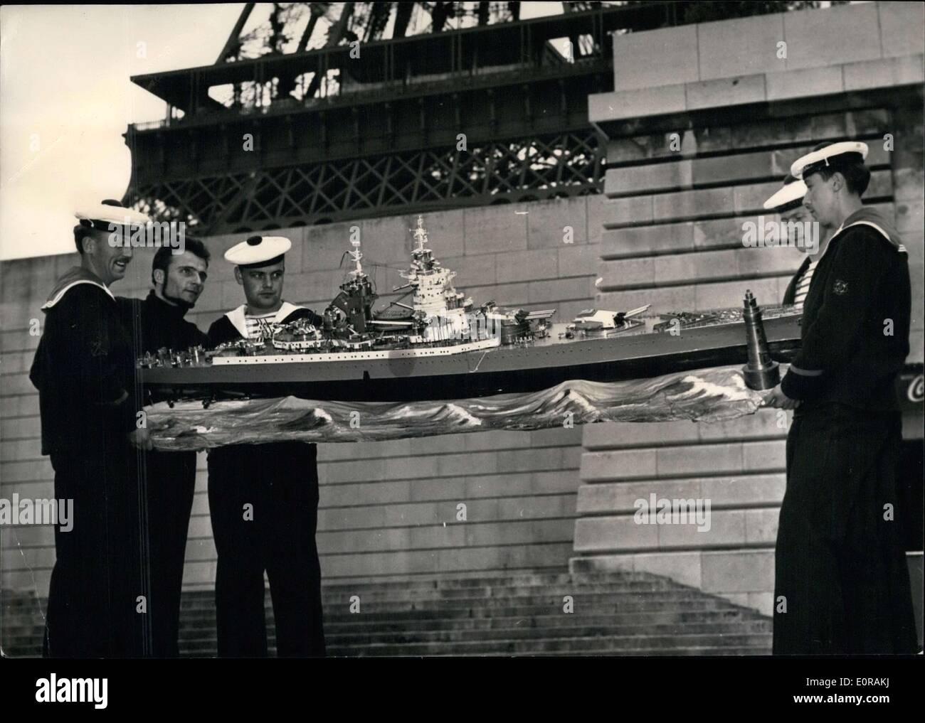 Septiembre 24, 1958 - La Feria Náutica abre a orillas del Sena entre el  Pont de l'Alma y el Pont d'Iena (puentes). Una obra maestra de tiempo y  paciencia: el modelo del