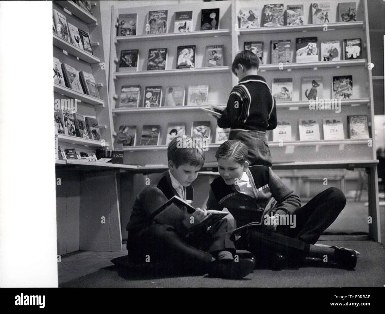 Nov 17, 1958 - Departamento de niños-books en la exhibición internacional del libro en Berlín: La exposición internacional del libro Foto de stock