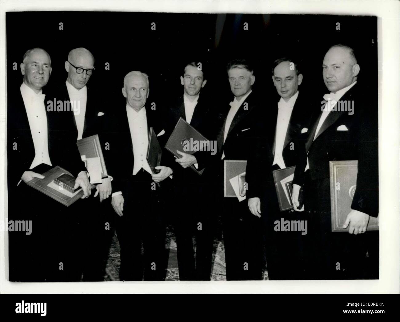 El 11 de diciembre, 1958 - Premio Nobel en Estocolmo: presentaciones de las ponencias tuvo lugar anoche en la sala de conciertos, en Estocolmo, del Premio Nobel. La foto muestra siete científicos honrados visto después de haberse presentado con sus premios. Son (l a r) Dr. George Beadie, EE.UU.; el Prof. Edward L. Tatum, EE.UU.; el Prof. Igor Tamm, URSS; el Dr. Frederick Sanger, GT. Bretaña; Prof. Pavel Tjerenkov, URSS, el profesor Ilja Frank, la URSS y el Dr. Joshua Lederburg, EE.UU.. Foto de stock