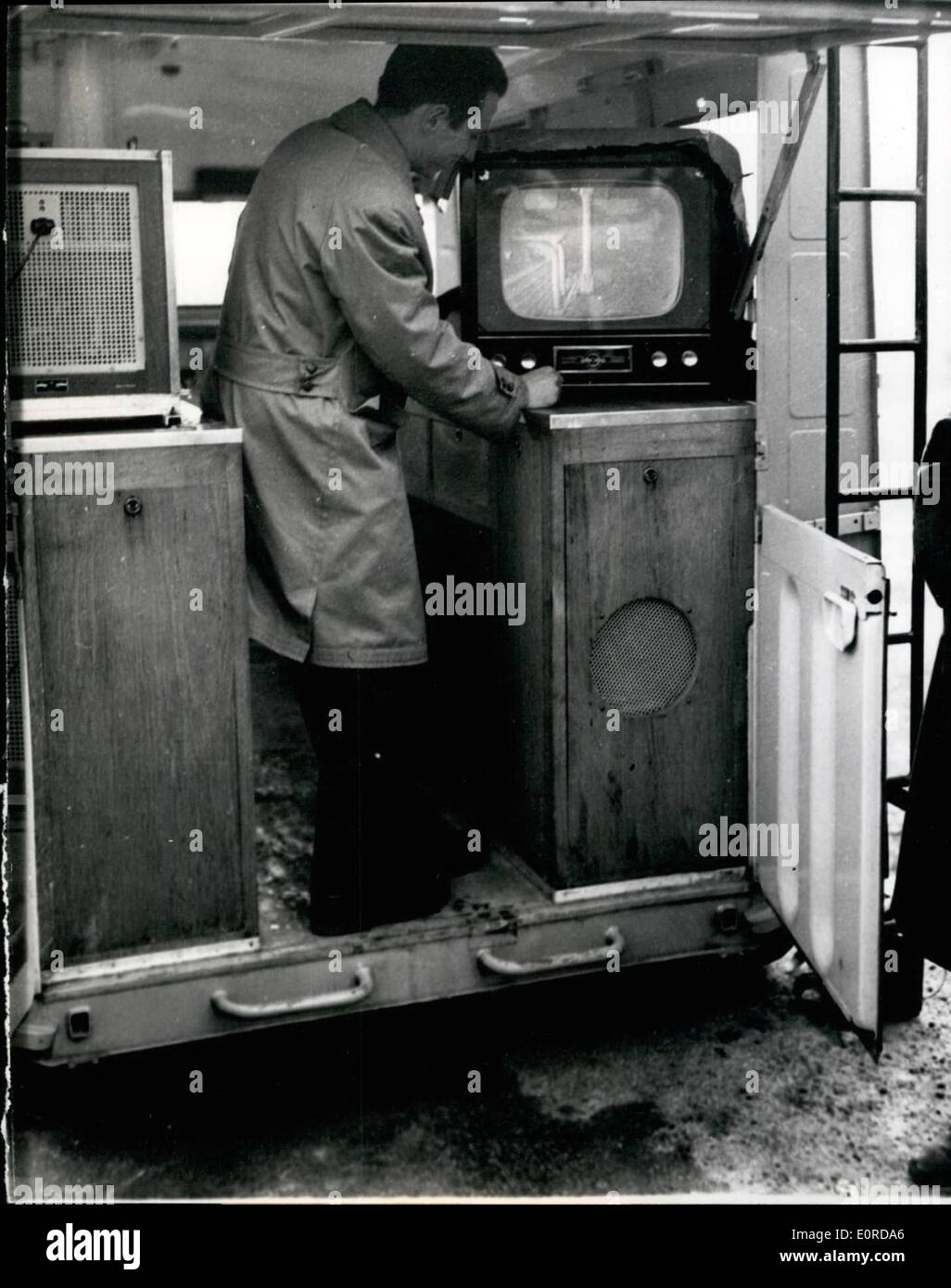 Febrero 02, 1959 - T.V. Para pruebas de motor: una cámara de televisión fija en cualquier parte del motor bajo prueba y conectado con una sen jugar Foto de stock