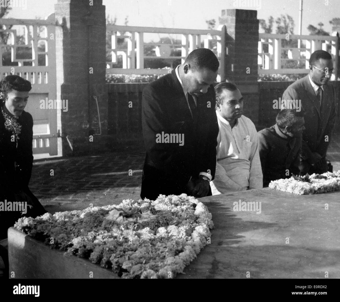 Martin Luther King, Jr. en el monumento de Gandhi Foto de stock