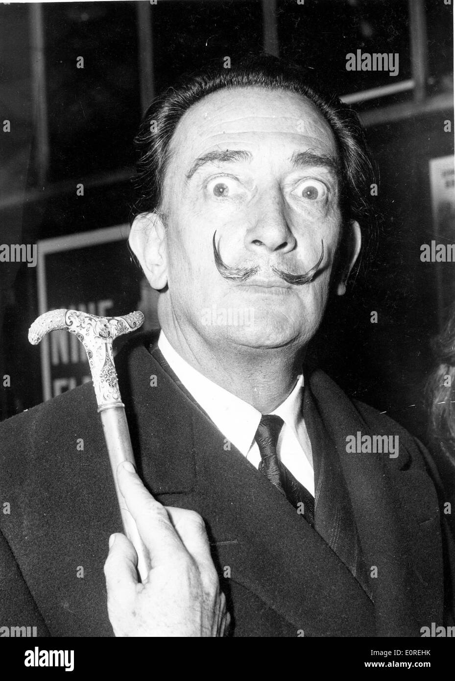Salvador Dalí llega a Victoria Station. Foto de stock