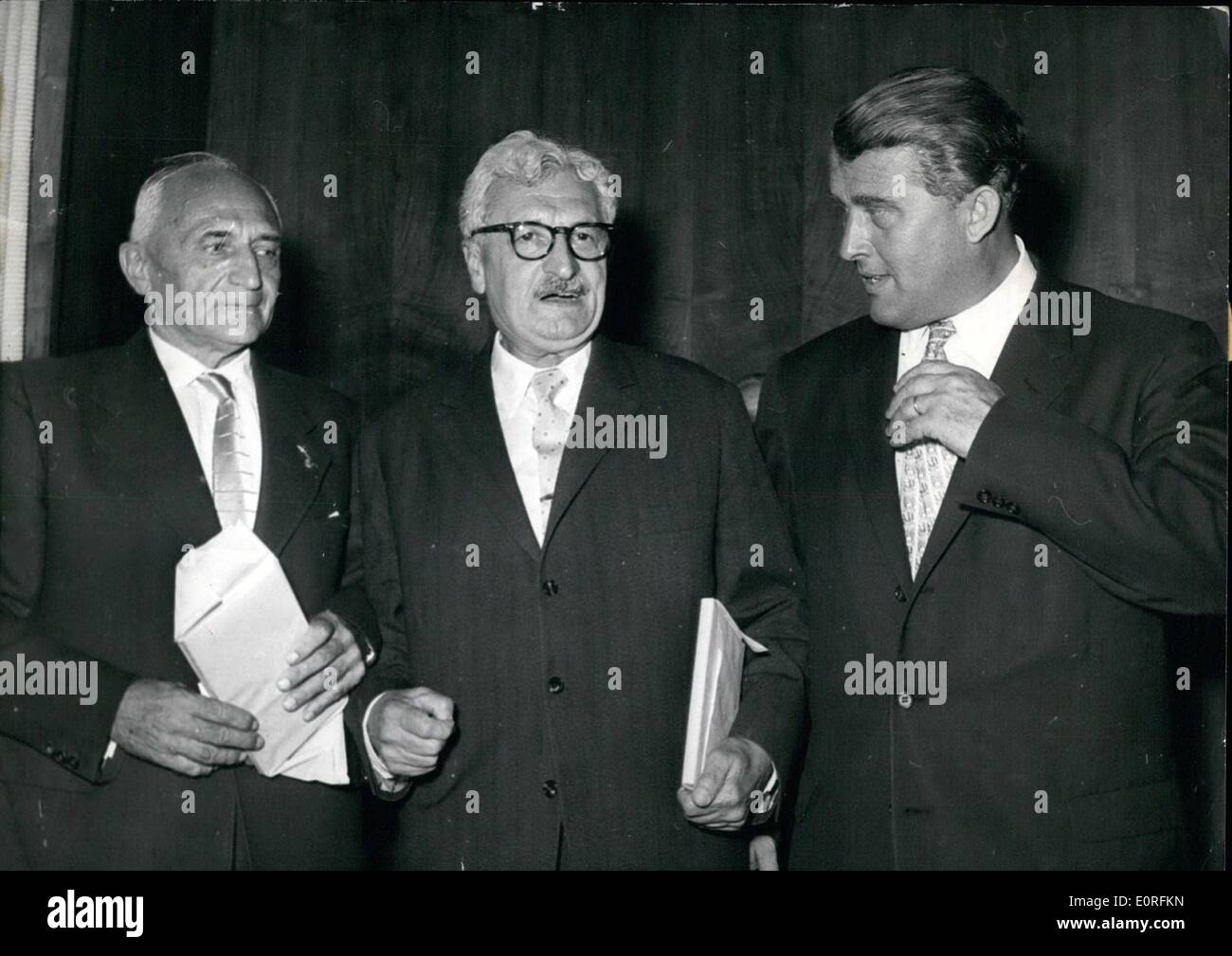 Jun 06, 1959 - algunas de las más conocidas, pioneros en el campo del desarrollo de cohetes se reunió en Frankfurt hoy en una recepción ofrecida en honor de la ''vieja Eagles'', la que aún viven los héroes de la aviación de la época antes de la WW I. altamente invitado de honor de este encuentro fue el profesor Wernher von Braun, alemán nacido nosotros Soace y cohetes especialista y creador del Explorer astellites. El profesor Von Braun (derecha) se reunió con su viejo amigo, el Profesor Hans Oberth(centro) y el Ing. Rudolph Nebel (izquierda), que fueron el primer cohete alemán a los científicos lanzar líquido-drivrn missles a comienzos de los 20s de este siglo foto keystone. Foto de stock