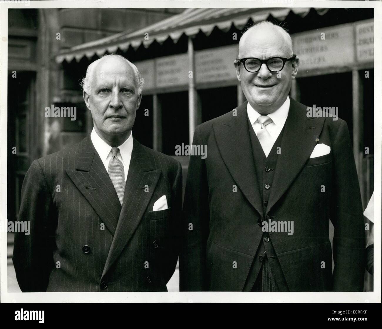 06 de junio de 1959 - New City SheriffsLa elección para los sheriffs de la Ciudad de Londres tuvo lugar en el Guildhall, esta tarde. La imagen muestra: Los dos nuevos sheriffs Alderman Hubert Pitman (izquierda) y el Sr. Cyril Derry (derecha) - fotografiados después de la elección Foto de stock