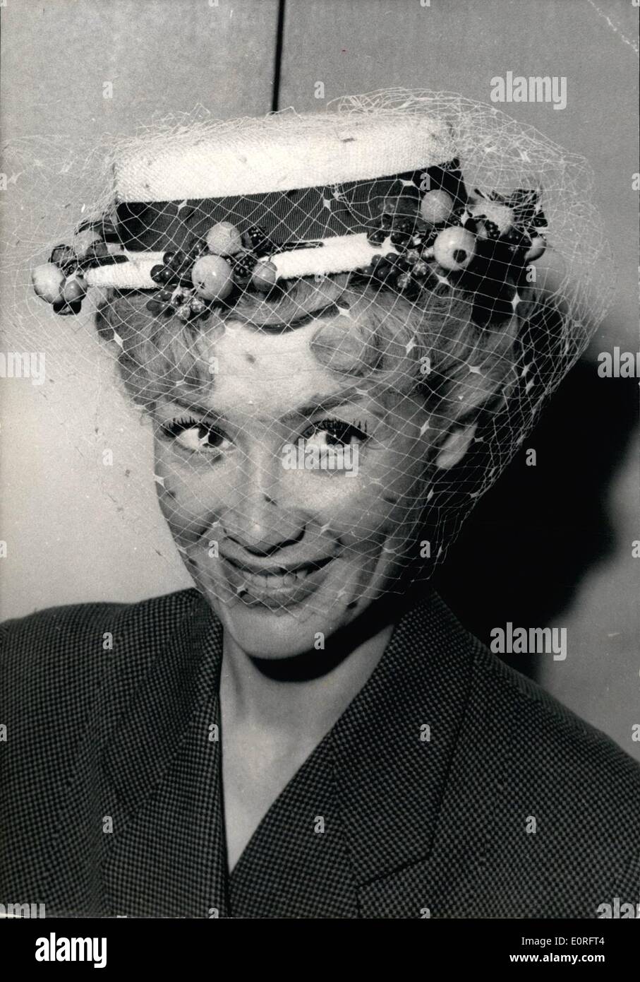 Mayo 05, 1959 - Un nuevo sombrero para la actriz francesa Colette Doreal: la encantadora actriz francesa Colette Doreal fue a ver a Maud Mancy's Foto de stock