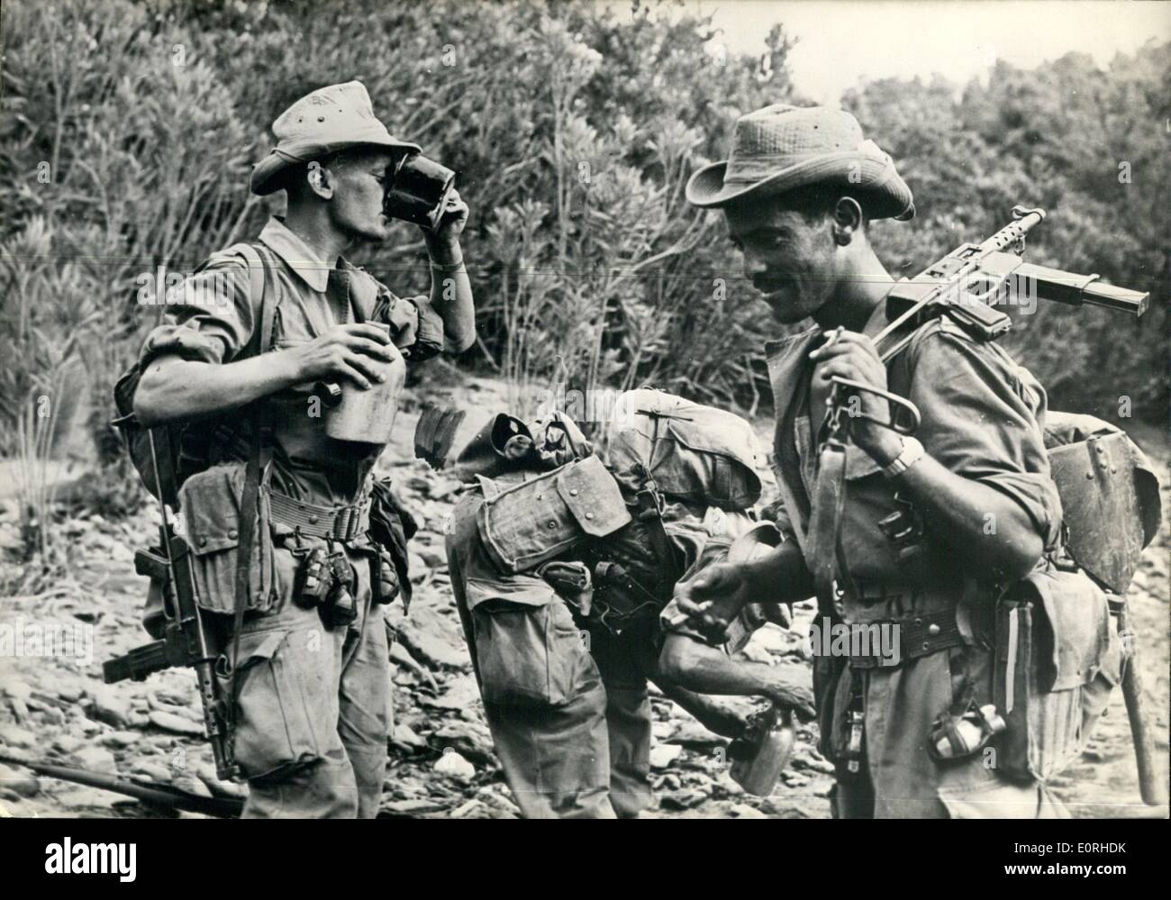Agosto 08, 1959 - General Challe la ofensiva en curso en Kabilia OPS:- Los soldados franceses parar para tomar un trago de agua durante la marcha bajo el sol abrasador de Kabilia. Foto de stock