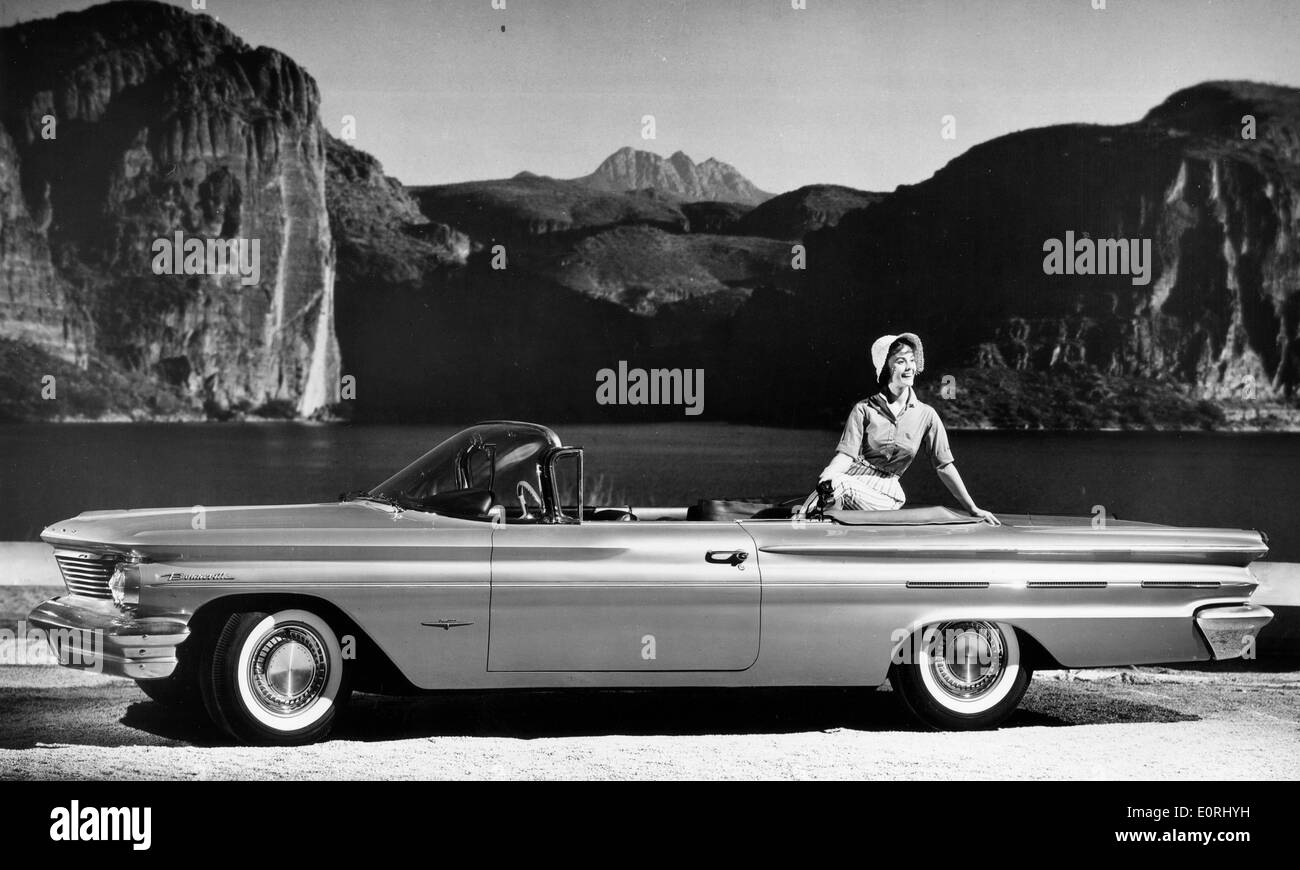 Modelo posando con un 1960 Pontiac Bonneville Convertible Foto de stock