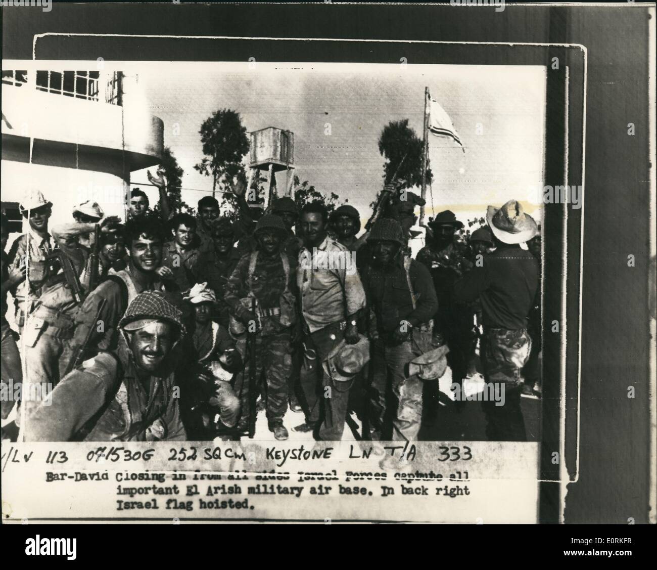 Jan 1, 1960 - Bar -David cerrar de todas partes fuerzas Israel captura El Arish ha base aérea militar. En la parte posterior derecha izó la bandera de Israel. Foto de stock