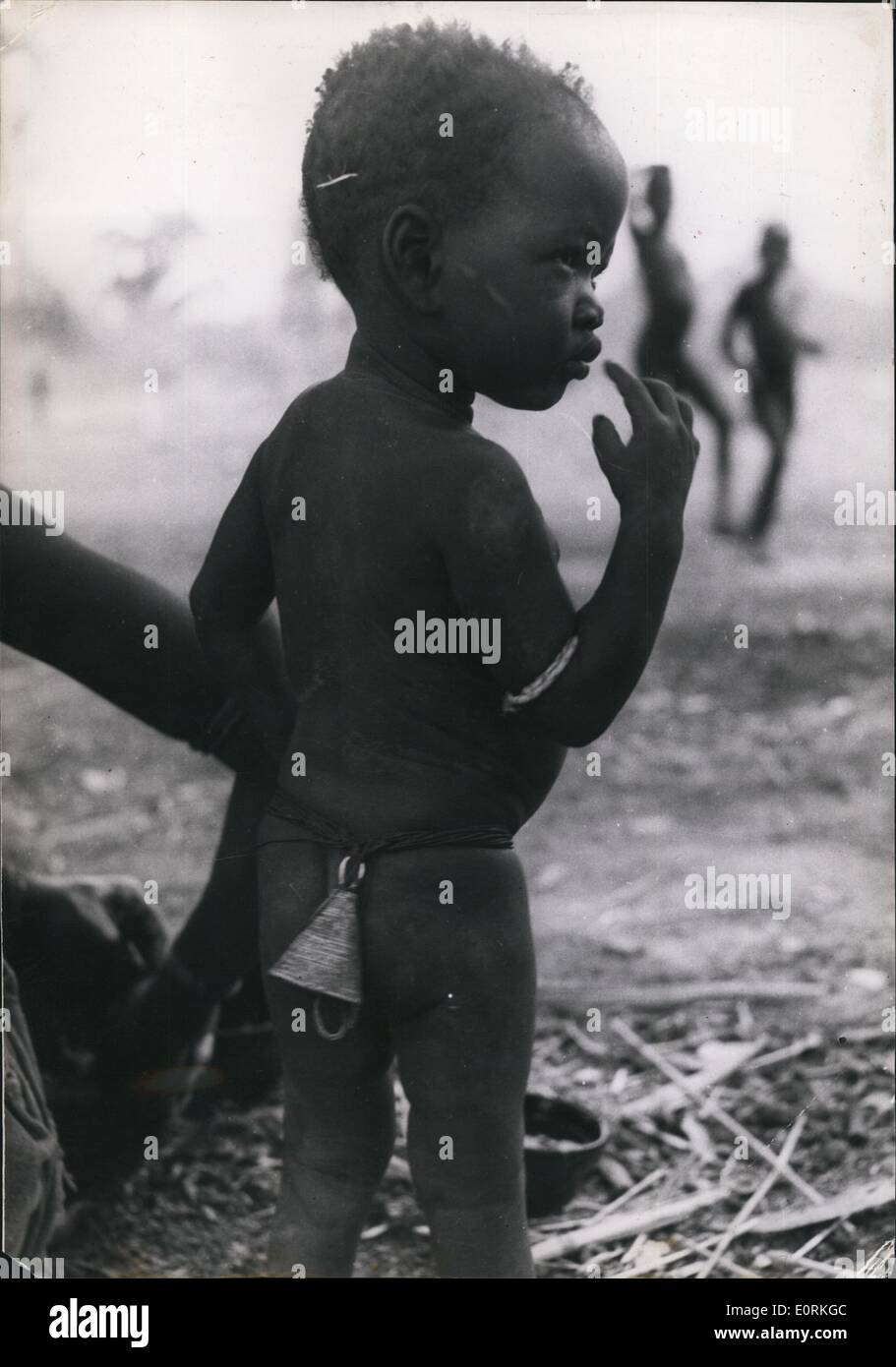 Jan 1, 1960 - Para ahuyentar a los malos espíritus, la madre de este picaninny ha fijado una campana alrededor de la cintura de su hijo. Foto de stock