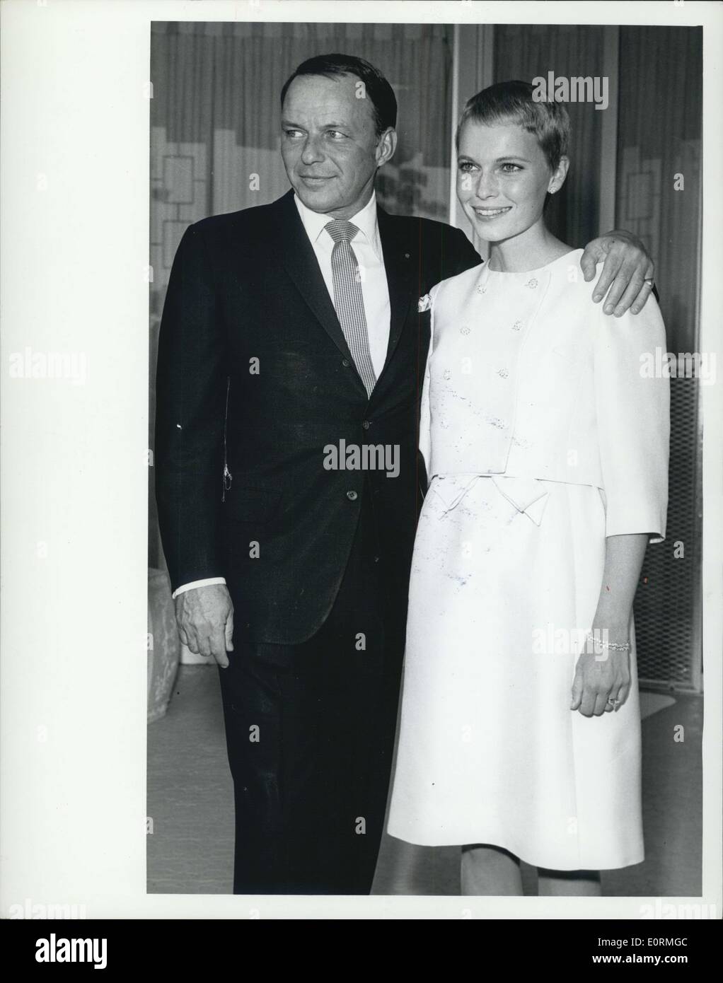 Jan 1, 1960 - Frank Sinatra y Mia Farrow boda en Las Vegas el 19 de julio de 1966. Foto de stock