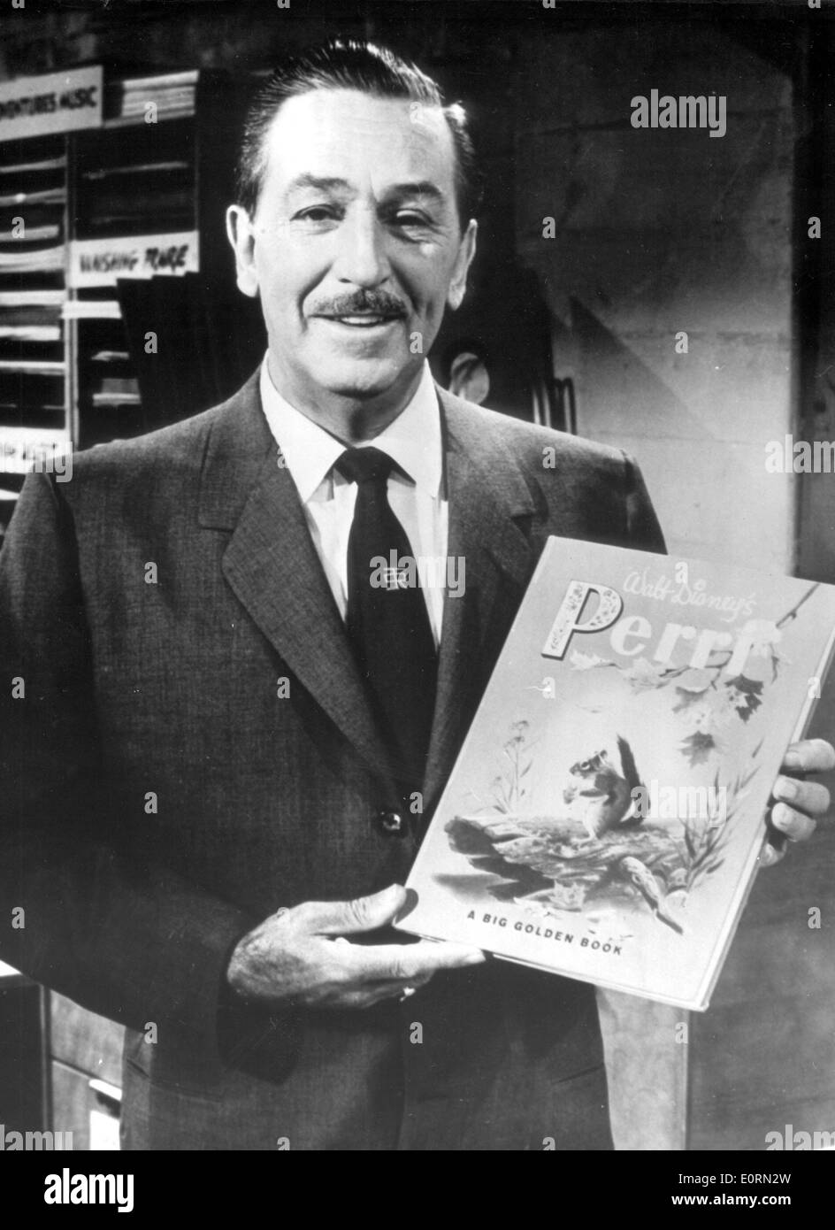 Walt Disney sosteniendo uno de sus libros de cuentos Foto de stock