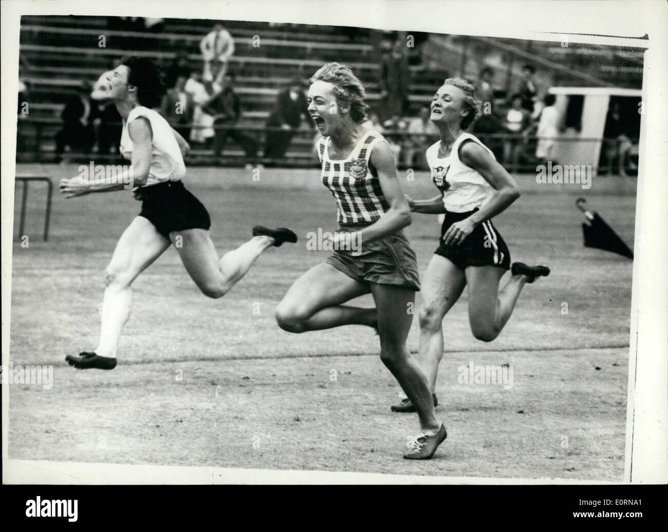 Marzo 03, 1960 - La medallista olímpica australiana BETTY CUTHBERT ESTABLECE UN NUEVO RÉCORD MUNDIAL DE 60 METROS: En el viento y condiciones sombrías, registros galore pasó por la Junta, y otros fueron igualadas, en el último día de la mujer de Nueva Gales del Sur campeonatos de atletismo en el terreno deportivo de Sydney el pasado sábado 27 de febrero. En un terreno húmedo, medallista de oro Olímpico Australiano Betty Cuthbert establecer nuevo récord mundial de 60 metros de 7,2 segundos, con lo que el recorte a un segundo Polonia Stella Walsh's world tiempo de 7.3 segundos, establecido en 1933 Foto de stock