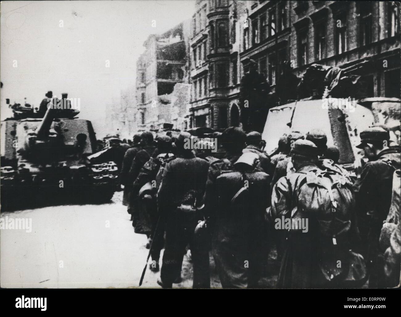 Abril 04, 1960 - Para el 15º aniversario del fin de la Segunda Guerra  Mundial: Mayo de 7ª/8ª, 1945, se terminó la Segunda Guerra Mundial con la  capitulación de Alemania. Nuestra imagen
