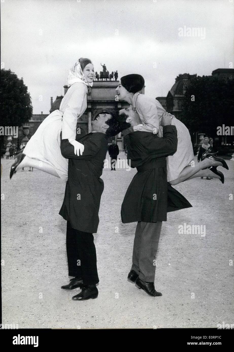 Abril 04, 1960 - tienen todos los motivos para ser gay: No es de extrañar, si los jóvenes son gay en soring. Gajety está en casa, en París, donde Foto de stock