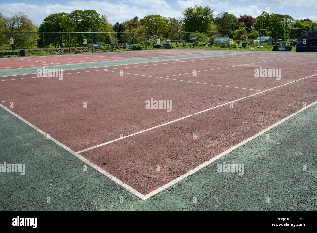 Abandonada, vacía de tenis municipal, Inglaterra, Reino Unido. Foto de stock